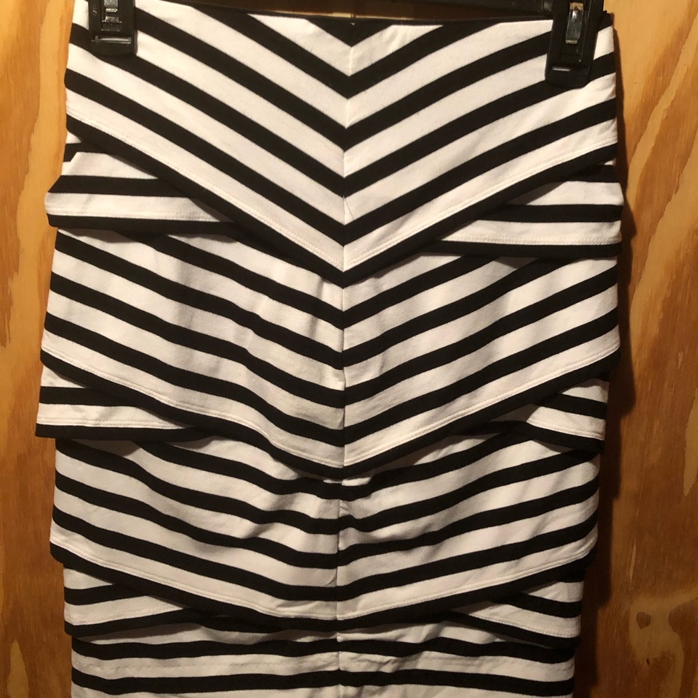 White House Black Market women’s skirt